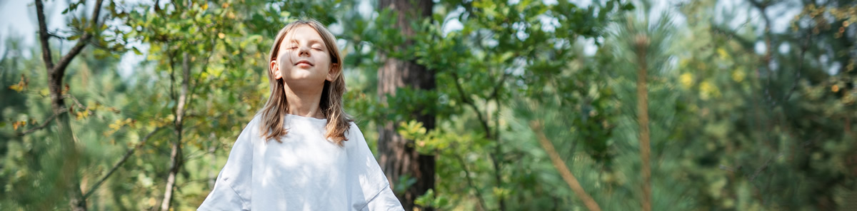 Auf dem Bild ist ein Mädchen zu sehen, das tief ein- und ausatmet.